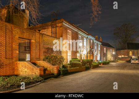 Hitchin Priory di notte, Hertfordshire, Inghilterra. L'hotel è ideale per matrimoni ed eventi Foto Stock