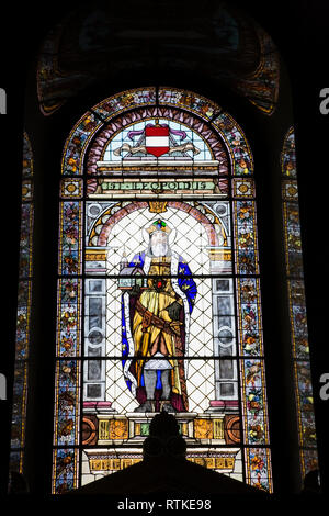 Finestra di vetro colorato all'interno del Saint-Stephen la Basilica, Budapest, Ungheria Foto Stock