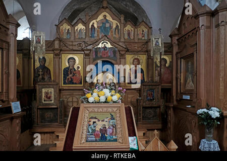 Le icone all'interno del XVI secolo chiesa ortodossa orientale di San Michele Edificata nel bielorusso Architettura gotica nella periferia nord del villaggio di Synkavichy, nel quartiere Zelva, Provincia di Hrodna in Bielorussia. Foto Stock