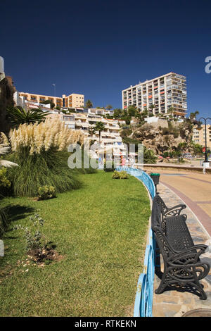Alberghi e boardwalk a Torremolinos, Costa del Sol, Malaga, Spagna, Europa Foto Stock