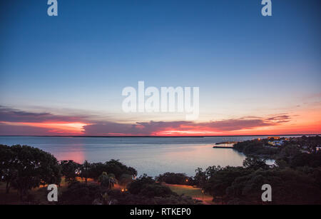 Darwin, Northern Territory, Australia-December 31,2017: Cielo di tramonto sul porto per la Vigilia di Capodanno a Darwin, in Australia Foto Stock