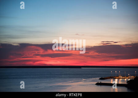 Darwin, Northern Territory, Australia-December 31,2017: Cielo di tramonto sul porto per la Vigilia di Capodanno a Darwin, in Australia Foto Stock