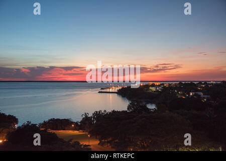 Darwin, Northern Territory, Australia-December 31,2017: Cielo di tramonto sul porto per la Vigilia di Capodanno a Darwin, in Australia Foto Stock