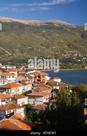 La gamma della montagna con il lago di Ohrid e gli edifici residenziali nella città di Ohrid, Sito Patrimonio Mondiale dell'UNESCO, la Macedonia, l'Europa orientale Foto Stock