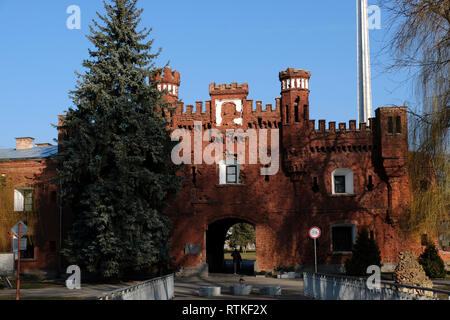 La facciata esterna del Kholm Gate, con danni dalla II guerra mondiale ancora visibile della cittadella di Brest fortezza FortressBrest precedentemente noto come Brest-Litovsk fortezza, un palazzo del XIX secolo la fortezza Russa nella città di Brest, Belarusin la città di Brest, Bielorussia Foto Stock