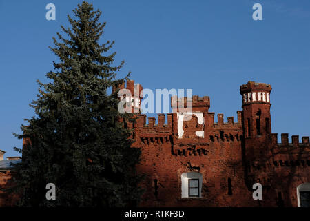 La facciata esterna del Kholm Gate, con danni dalla II guerra mondiale ancora visibile della cittadella di Brest fortezza FortressBrest precedentemente noto come Brest-Litovsk fortezza, un palazzo del XIX secolo la fortezza Russa nella città di Brest, Belarusin la città di Brest, Bielorussia Foto Stock