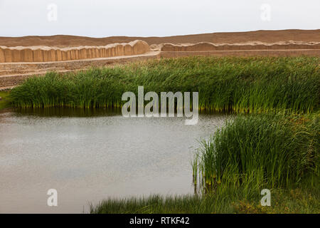 Entro le rovine di Chan Chan è questo Huachaque o ben cerimoniale da cui sono ottenuti senza acqua avente un fiume nelle vicinanze, probabilmente il più grande Foto Stock