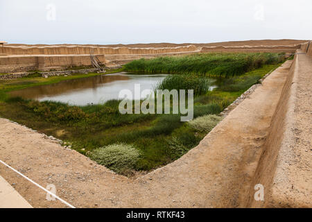 Entro le rovine di Chan Chan è questo Huachaque o ben cerimoniale da cui sono ottenuti senza acqua avente un fiume nelle vicinanze, probabilmente il più grande Foto Stock