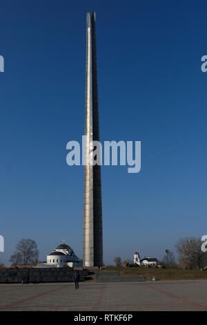 Un visitatore a piedi nella parte anteriore di 100 metri obelisco in la forma di una baionetta cruciforme attaccato al russo famoso fucile Mosin che simboleggia la vittoria contro il nemico, posto presso la War Memorial complesso 'Brest Hero Fortezza' situato nella fortezza di Brest precedentemente noto come Brest-Litovsk fortezza, un palazzo del XIX secolo la fortezza Russa nella città di Brest, Bielorussia Foto Stock