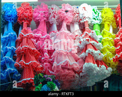 Multicolori abiti di flamenco in una vetrina a Madrid, Spagna Foto Stock