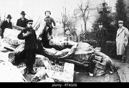 La rivoluzione tedesca - disordini rivoluzionari in Germania. La statua di Feldgrave è stata tirata giù con tale forza di Metz che la testa è stata completamente interrato sotto il marciapiede ca. 1918-1919 Foto Stock