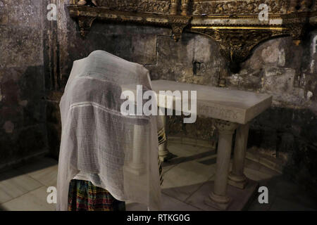 Pellegrino cristiano dall Africa pregare presso la cappella Greca di San Longino il centurione romano che hanno trafitto di Cristo e convertito al cristianesimo all interno della chiesa del Santo Sepolcro la Città Vecchia di Gerusalemme Est Israele Foto Stock