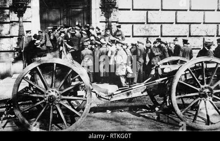 La rivoluzione tedesca. I soldati tedeschi si sono riuniti presso la porta dell'Edificio del Reichstag a Berlino. Nota Il campo di pistola in primo piano. Alcuni soldati stanno portando i loro fucili. In primo piano è un tedesco sottufficiale ca. 1918-1919 Foto Stock