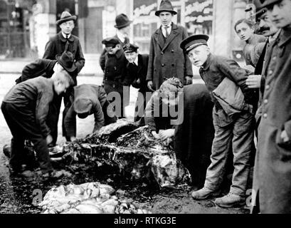 La rivoluzione tedesca - Prova della carenza di generi alimentari in Germania ca. 1919 Foto Stock