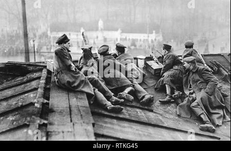 La rivoluzione tedesca - Spartaco soldati pronti a fuoco contro i civili nel Tiergarten di Berlino, Germania ca. 1919 Foto Stock