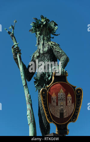 Wilder Mann (Uomo selvatico) statua vicino al Grosses Festspielhaus di Salisburgo, figura in lamiera di rame nel 1620, con lo stemma della città di Salisburgo Foto Stock