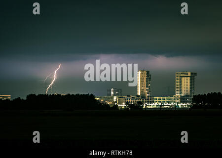 Colpo di fulmine vicino lo skyline di Rotterdam, Paesi Bassi. Foto Stock