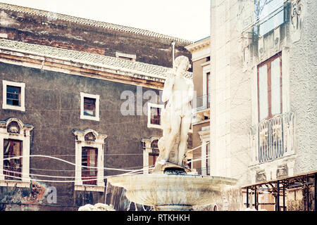 Famosa Fontana sulla piazza principale Piazza del Duomo di Catania, Sicilia, Italia Foto Stock