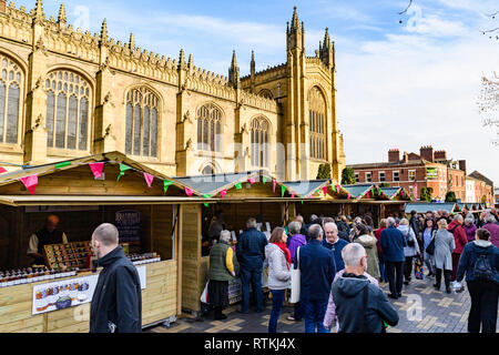 People shopping a occupato Wakefield cibo, drink & Rabarbaro Festival 2019, visitando il commercio di mercato bancarelle & cathedral precinct - West Yorkshire, Inghilterra, Regno Unito Foto Stock
