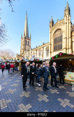 Sindaco di Wakefield & consiglieri, visitare stand commerciali a Wakefield cibo, drink & Rabarbaro Festival 2019 dalla Cattedrale - West Yorkshire, Inghilterra, Regno Unito. Foto Stock