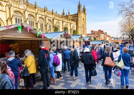People shopping a occupato Wakefield cibo, drink & Rabarbaro Festival 2019, visitando il commercio di mercato bancarelle & cathedral precinct - West Yorkshire, Inghilterra, Regno Unito Foto Stock
