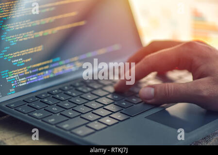 Codifica Closeup sullo schermo, mani la codifica HTML e programmazione su schermo portatile, sviluppo web developer Foto Stock