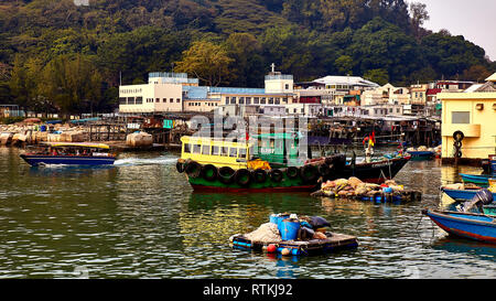 Il villaggio di Tai O è stato a Lantau almeno a partire dal XVI secolo ed è oggi sia attivo un villaggio di pescatori e un top attrazione turistica. Foto Stock