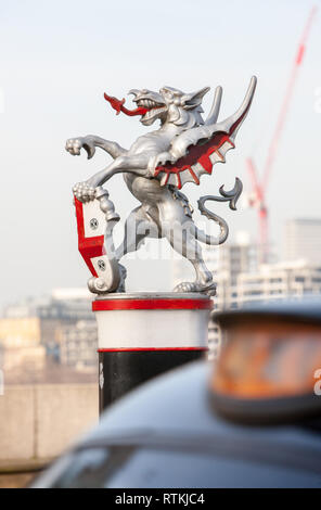 Città di Londra,CBD,l'argento,Dragon,confine marcatore,,l'ingresso,a,sud ,fine,di,Blackfriars Bridge,cast,ferro da stiro,statua,statue,Londra,l'Inghilterra,inglese,UK,G.B., Foto Stock