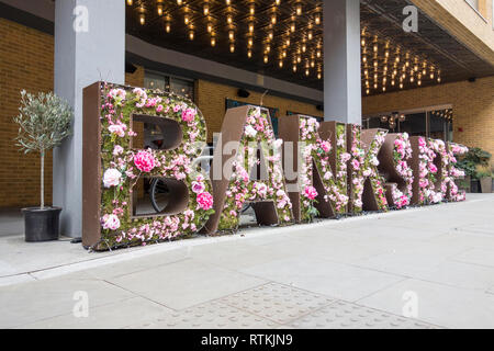 Display floreale al di fuori di un hotel Hilton, grande Suffolk Street, Bankside, London, SE1, Regno Unito Foto Stock