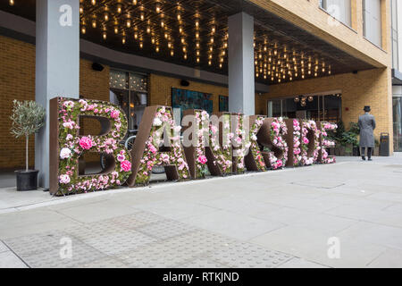 Display floreale al di fuori di un hotel Hilton, grande Suffolk Street, Bankside, London, SE1, Regno Unito Foto Stock