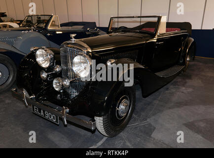 Tre quarti frontale di un nero,1937 Bentley 4.5L 2 porte Coupé Drophead sul display nella zona paddock del 2019 London Classic Car Show Foto Stock