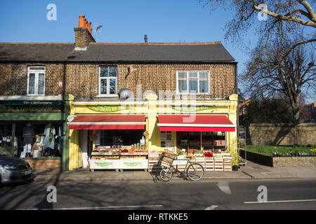 Two Peas in a Pod - negozio di fruttivendolo illuminato al sole a Barnes, a sud-ovest di Londra, Regno Unito Foto Stock