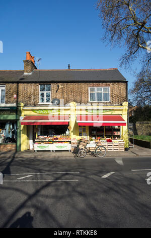 Due piselli in un baccello - soleggiato fruttivendolo corner shop a Londra, Regno Unito Foto Stock