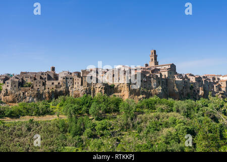 Pitigliano,Italia-Aprile 29,2018:vista di Pitigliano, città medievale in Toscana durante una giornata di sole. Foto Stock