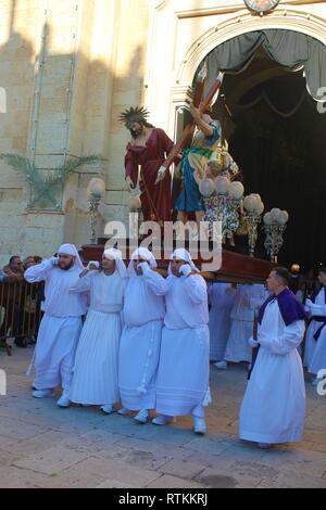 Processione del Venerdì Santo a Zejtun sull isola di Malta:: 7.statua - Simone di Cirene aiutare Gesù a portare la croce Foto Stock