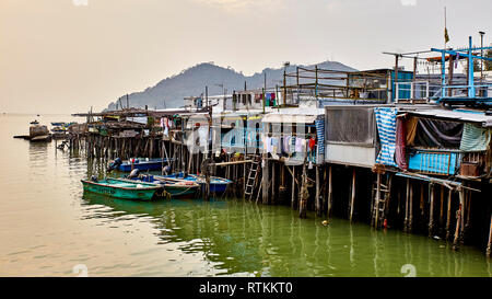 Il villaggio di Tai O è stato a Lantau almeno a partire dal XVI secolo ed è oggi sia attivo un villaggio di pescatori e un top attrazione turistica. Foto Stock