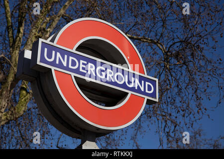 La metropolitana di Londra al di fuori di segno sette sorelle station, a Londra. Blue sky. Foto Stock