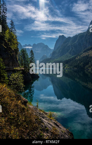 D'autunno bella vista sul lago Gosausee e monti Dachstein con grande ghiacciaio Gosau riflessa nell'acqua. Patrimonio Mondiale dell'UNESCO. Ubicazione Posto Foto Stock