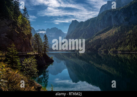 D'autunno bella vista sul lago Gosausee e monti Dachstein con grande ghiacciaio Gosau riflessa nell'acqua. Patrimonio Mondiale dell'UNESCO. Ubicazione Posto Foto Stock