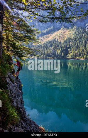 D'autunno bella vista sul lago Gosausee e monti Dachstein con grande ghiacciaio Gosau riflessa nell'acqua. Patrimonio Mondiale dell'UNESCO. Ubicazione Posto Foto Stock