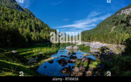 D'autunno bella vista sul lago Gosausee e monti Dachstein con grande ghiacciaio Gosau riflessa nell'acqua. Patrimonio Mondiale dell'UNESCO. Ubicazione Posto Foto Stock