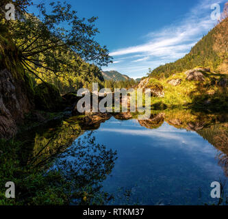 D'autunno bella vista sul lago Gosausee e monti Dachstein con grande ghiacciaio Gosau riflessa nell'acqua. Patrimonio Mondiale dell'UNESCO. Ubicazione Posto Foto Stock