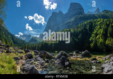 D'autunno bella vista sul lago Gosausee e monti Dachstein con grande ghiacciaio Gosau riflessa nell'acqua. Patrimonio Mondiale dell'UNESCO. Ubicazione Posto Foto Stock