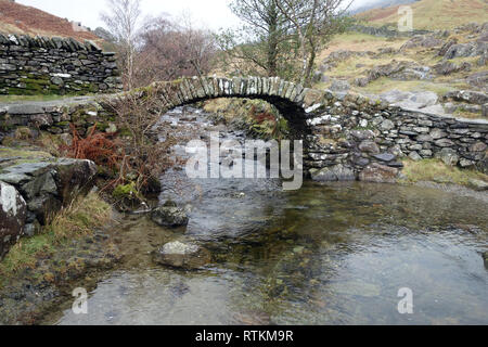 Alta Svezia ponte su Scandale Beck sul percorso verso la Wainwright Red ghiaioni nel Parco Nazionale del Distretto dei Laghi, Cumbria, Inghilterra, Regno Unito. Foto Stock