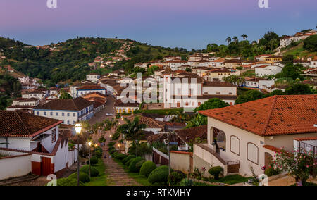 Vista della città di Serra nello Stato di Minas Gerais appena dopo il tramonto. Il Brasile. Foto Stock