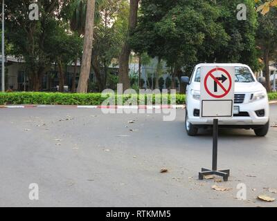 Nessun diritto girare a firmare con la vettura in background Foto Stock