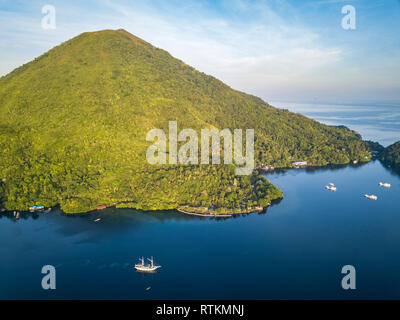 Banda Api, un attivo isola vulcanica, Banda isole, Isole Molucche, Indonesia, Banda mare oceano Pacifico Foto Stock