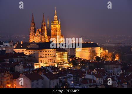 Il Castello di Praga (Repubblica ceca - Pražský hrad) e la Cattedrale di San Vito con illuminazione notturna. La sera tardi. L'inverno. Vista dal monastero di Strahov. Foto Stock
