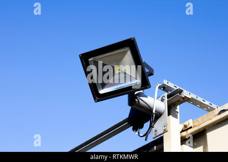 PIR automatico, il sensore ad infrarosso passivo, proiettore a LED che forniscono sicurezza notturna e di sicurezza Foto Stock