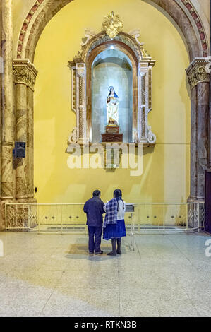 Sud America coppia indigena presso il Santuario di Santa Teresa, Cattedrale dell Immacolata Concezione, aka la nuova Cattedrale. Ecuador Cuenca Foto Stock